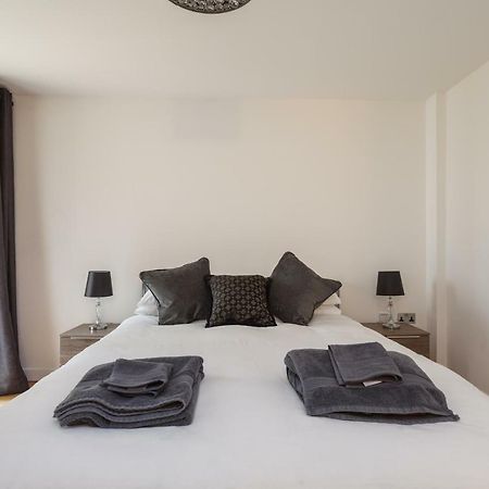 Stunning Contemporary Apartment - Free Parking - 5 Minute Walk To The Beach - Great Location - Fast Wifi - Smart Tv With Netflix Included - Contractor Friendly - Perfect For Short And Long Stays ボーンマス エクステリア 写真