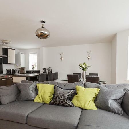 Stunning Contemporary Apartment - Free Parking - 5 Minute Walk To The Beach - Great Location - Fast Wifi - Smart Tv With Netflix Included - Contractor Friendly - Perfect For Short And Long Stays ボーンマス エクステリア 写真