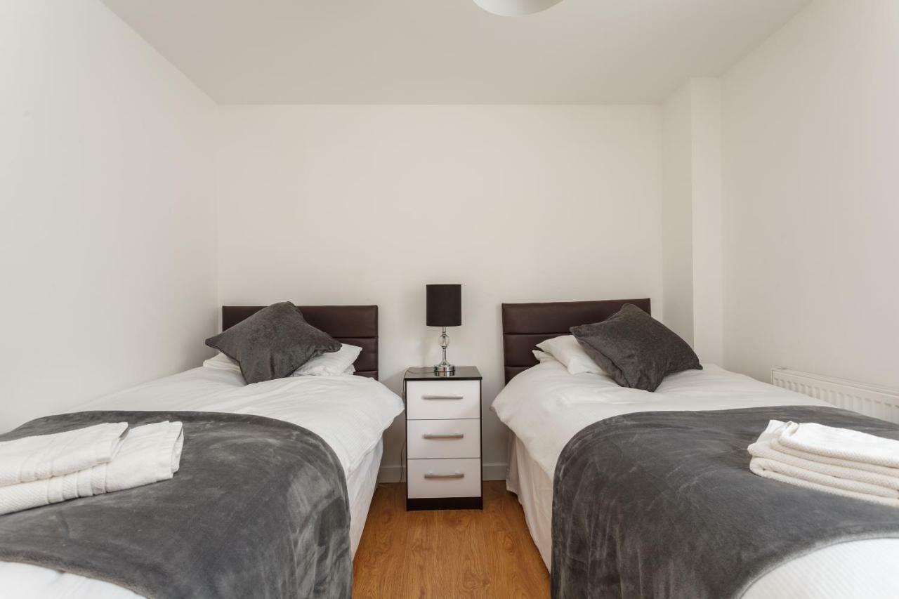 Stunning Contemporary Apartment - Free Parking - 5 Minute Walk To The Beach - Great Location - Fast Wifi - Smart Tv With Netflix Included - Contractor Friendly - Perfect For Short And Long Stays ボーンマス エクステリア 写真