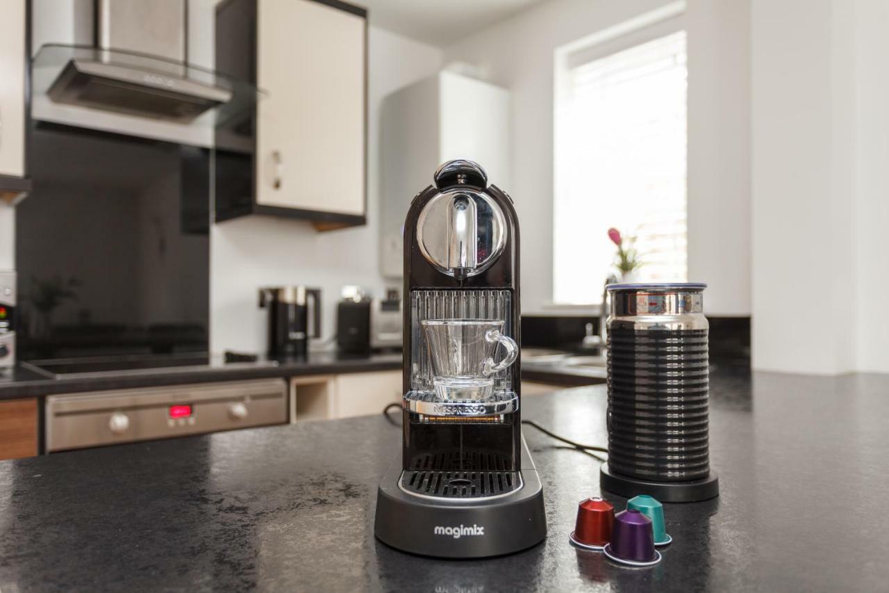 Stunning Contemporary Apartment - Free Parking - 5 Minute Walk To The Beach - Great Location - Fast Wifi - Smart Tv With Netflix Included - Contractor Friendly - Perfect For Short And Long Stays ボーンマス エクステリア 写真