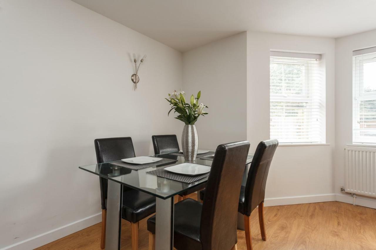 Stunning Contemporary Apartment - Free Parking - 5 Minute Walk To The Beach - Great Location - Fast Wifi - Smart Tv With Netflix Included - Contractor Friendly - Perfect For Short And Long Stays ボーンマス エクステリア 写真