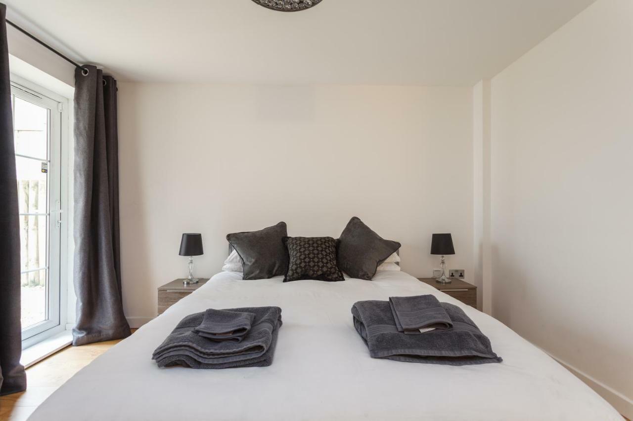 Stunning Contemporary Apartment - Free Parking - 5 Minute Walk To The Beach - Great Location - Fast Wifi - Smart Tv With Netflix Included - Contractor Friendly - Perfect For Short And Long Stays ボーンマス エクステリア 写真