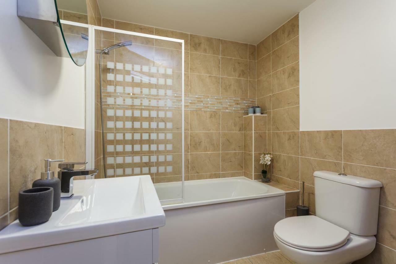 Stunning Contemporary Apartment - Free Parking - 5 Minute Walk To The Beach - Great Location - Fast Wifi - Smart Tv With Netflix Included - Contractor Friendly - Perfect For Short And Long Stays ボーンマス エクステリア 写真