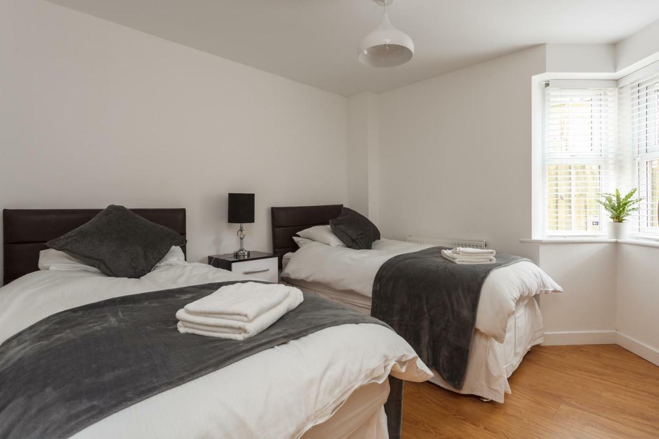 Stunning Contemporary Apartment - Free Parking - 5 Minute Walk To The Beach - Great Location - Fast Wifi - Smart Tv With Netflix Included - Contractor Friendly - Perfect For Short And Long Stays ボーンマス エクステリア 写真