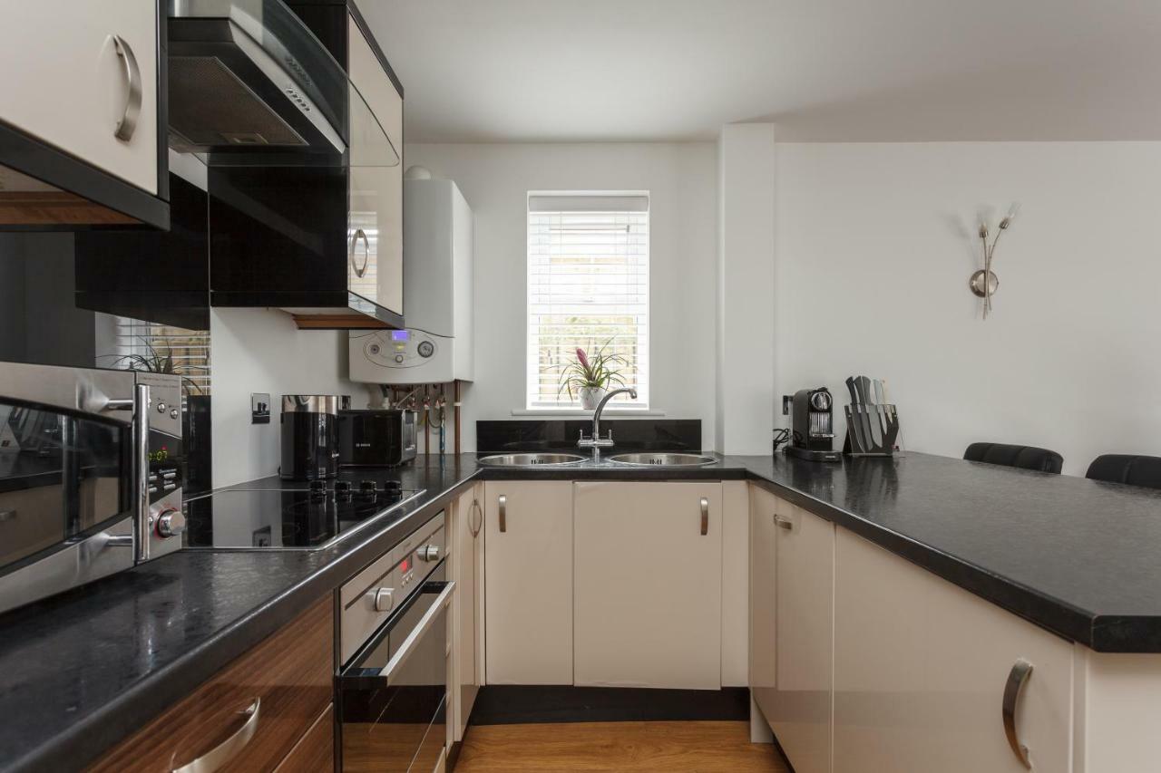 Stunning Contemporary Apartment - Free Parking - 5 Minute Walk To The Beach - Great Location - Fast Wifi - Smart Tv With Netflix Included - Contractor Friendly - Perfect For Short And Long Stays ボーンマス エクステリア 写真