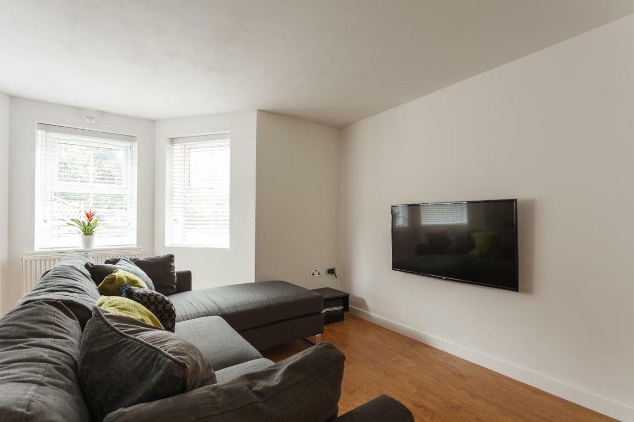 Stunning Contemporary Apartment - Free Parking - 5 Minute Walk To The Beach - Great Location - Fast Wifi - Smart Tv With Netflix Included - Contractor Friendly - Perfect For Short And Long Stays ボーンマス エクステリア 写真