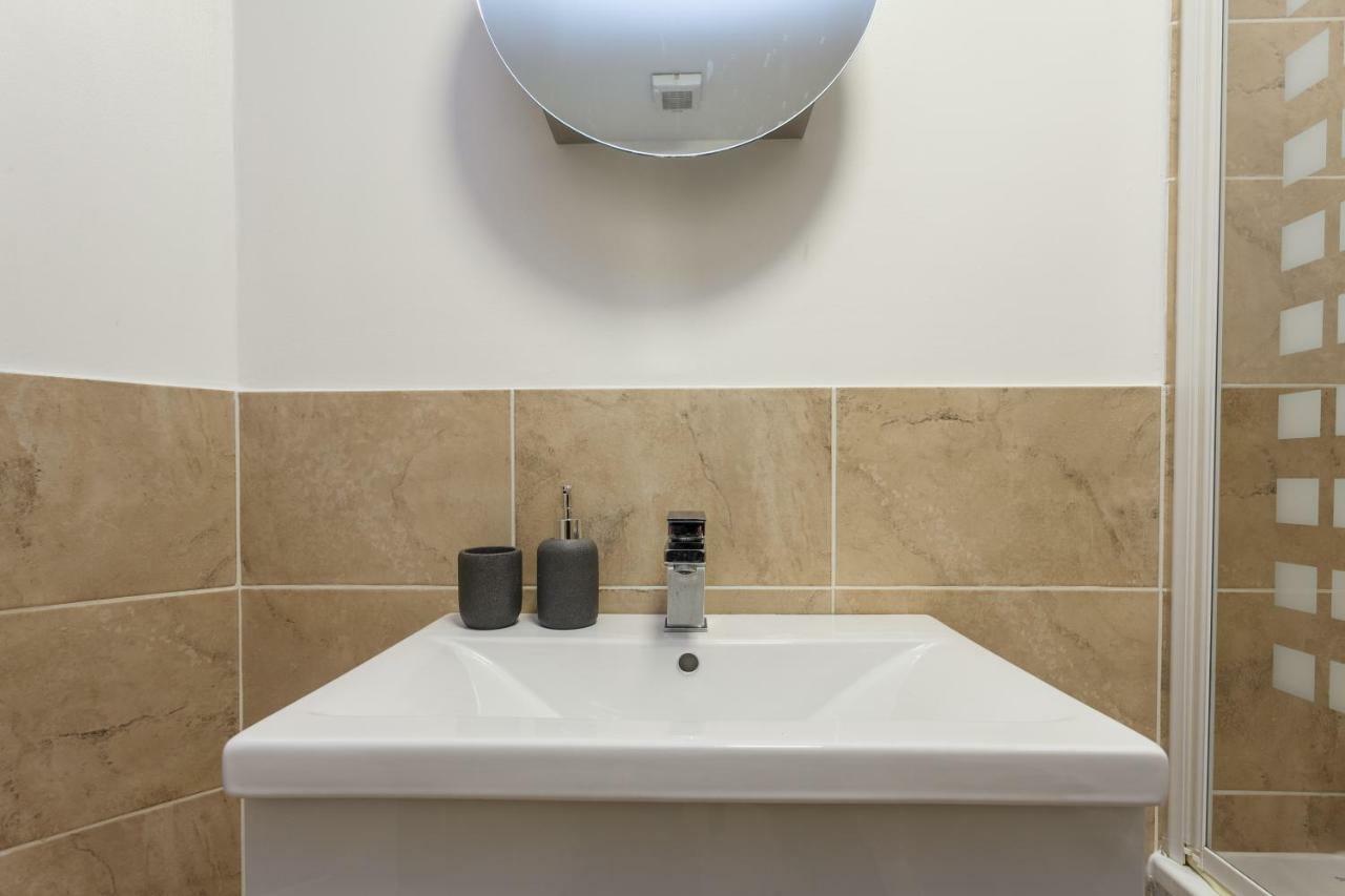Stunning Contemporary Apartment - Free Parking - 5 Minute Walk To The Beach - Great Location - Fast Wifi - Smart Tv With Netflix Included - Contractor Friendly - Perfect For Short And Long Stays ボーンマス エクステリア 写真